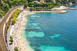 Sabbia e mare trasparente a Villefranche-sur-Mer, località di villeggiatura della Costa Azzurra, Francia - foto © LiliGraphie / Shutterstock.com