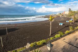 La sabbia nera di una spiaggia di Puerto de la Cruz, Tenerife, sulla costa atlantica (Spagna).
