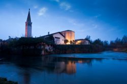 Sacile, Friuli: la Cattedrale di San Nicolò si riflette sul fiume Livenza