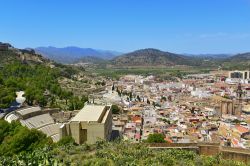 Sagunto dall'alto con il teatro romano sulla sinistra e la chiesa di Santa Maria sulla destra (Spagna).

