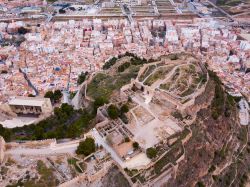 Sagunto, Spagna, vista dall'alto: il castello si estende in lunghezza per quasi 1 chilometro. Questa fortezza dell'VIII° secolo sorge in cima alla collina che protegge la città ...