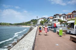 Saint-Jean-de-Luz, Francia: gente a passeggio sul lungo mare in una giornata estiva - © Mike_O / Shutterstock.com