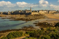 La città di Saint-Malo, Bretagna, famosa per la grande escursione delle maree - © Sever07 / Shutterstock.com