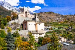 Saint Pierre, Valle d'Aosta: il bel castello del borgo, sede del museo regionale di scienze naturali - © leoks / Shutterstock.com