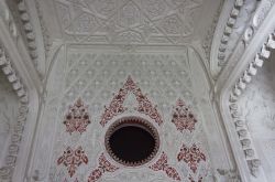 Un dettaglio delle pareti e del soffito della Sala Bianca all'interno del castello di Sammezzano, nel comune di Reggello (Toscana). - © Greta Gabaglio / Shutterstock.com 