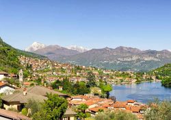 Sala Comacina in primo piano e Ossuccio più indietro, sulla sponda ovest del Lago di Como - © Marco Saracco / Shutterstock.com