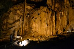 Una delle sale dentro alla grotta di Gua Tempurung:  l'illuminazione valorizza l'aspetto scnografico delle rocce, permettendo ai visitatori di cogliere particolari forme e immagini ...