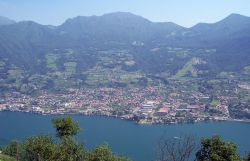 Sale Marasino fotografata dalla cima di Monte Isola, sul Lago di Iseo - © Lord Hidelan - Luca Giarelli - CC BY 3.0 - Wikipedia