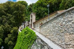 Salita al Santuario di Greccio, uno dei luoghi di San Francesco nel Lazio