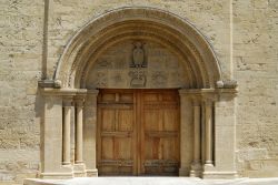 Salon de Provence, regione Provence-Alpes-Côte d'Azur (Francia): il portale in stile romanico della chiesa di St.Michel - foto © Claudio Giovanni Colombo / Shutterstock.com