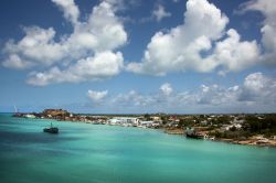 Salpando dal porto di St. John's, Antigua, Caraibi. Acqua trasparente e cielo azzurro in una giornata estiva nella capitale di Antigua e Barbuda.
