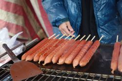 Salsiccia alla griglia al mercato davanti al tempio Todaiji di Nara, Giappone.

