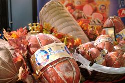 Salumi esposti alla fiera di Torino, Salone del Gusto". - © Luigi Bertello / Shutterstock.com