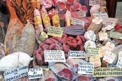 Salumi tipici dell'Umbria in un negozio di Norcia.