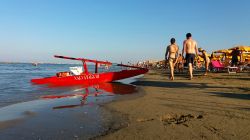 Il mezzo dei bagnini addetti al salvataggio. Siamo sulla spiaggia di Valverde di Cesenatico.