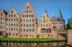 Salzspeicher (Salt Storehouse) e Holstentor (Holsten Gate) nel centro storico di Lubecca, Germania. I magazzini del sale sono Patrimonio Mondiale dell'Unesco; la Porta appartenente alla ...