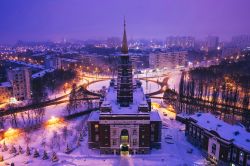 Samara by night con chiesa e palazzi ricoperti di neve, Russia.

