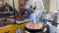 Samassi, Sardegna: la preparazione di un dolce tipico con mandorle, zucchero e succo di limone. Siamo all'evento di marzo, Sa Sagra - © StefaniaArca / Shutterstock.com