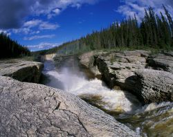Sambaa Deh Falls, spettacolari cascate nei Territori del Nord-Ovest in Canada