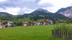 Scorcio panoramico su San Vigilio di Marebbe, Trentino Alto Adige. Il paese sorge a poco più di 1200 metri s.l.m. e ospita il centro visite del Parco Naturale Fanes-Sennen-Braies.
