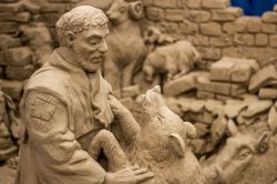 San Francesco e il lupo: una delle sculture del Presepe di Sabbia di Lignano Sabbiadoro