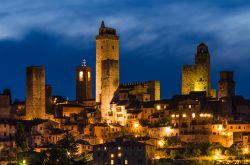 San Gimignano, provincia di Siena, by night (Toscana). Siamo su un'alta collina della Val d'Elsa 
dove il territorio di San Gimignano si estende per circa 138 chilometri quadrati.
 ...
