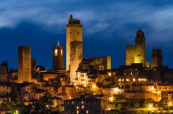 San Gimignano, provincia di Siena, by night (Toscana). Siamo su un'alta collina della Val d'Elsa 
dove il territorio di San Gimignano si estende per circa 138 chilometri quadrati.
 ...