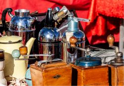 San Gimignano, Toscana: il mercatino delle pulci e antiquariato in Piazza delle Erbe - © Elena.Katkova / Shutterstock.com