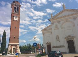 San Giovanni Battista: la chiesa e il campanile in centro a Caldogno - © Dan1gia2 - CC BY-SA 4.0 - wikipedia.org