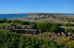 Il paese di San Giovanni di Sinis visto dal colle di Su Murru Mannu, dove si trovano le fortificazioni dell'antica città di Tharros.
