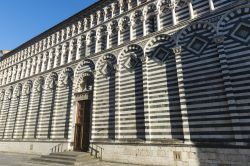 San Giovanni Fuorcivitas a Pistoia, Toscana - La bella facciata della chiesa di San Giovanni Evangelista, detta San Giovanni Fuorcivitas, importante complesso romanico situato nel cuore di Pistoia. ...