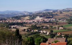 San Lorenzo in Campo panorama dalla rocca di Castelleone di Suasa  nelle Marche - © Accurimbono, CC BY-SA 3.0, wikipedia