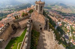 San Marino, capitale della Repubblica di San Marino. Questa località offre un panorama suggestivo sulla costa Adriatica, 9 castelli e un'autentica atmosfera medievale che si respira ...