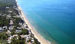 San Menaio, vista aerea di una delle sue belle spiagge nel Gargano (Puglia) - © wikipedia