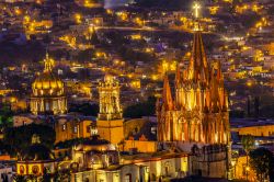 Una suggestiva immagine notturna della città di San Miguel de Allende, nello stato di Guanajuato, Messico.