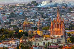 San Miguel de Allende, Messico: veduta panoramica della città dal mirador su una collina fuori dal centro storico.