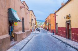 Una strada del centro di San Miguel de Allende, Guanajuato (Messico) Il centro storico è iscritto dal 2008 nella lista del Patrimonio dell'Umanitàdell'UNESCO - © Kobby ...