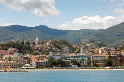 Sanremo, la "città dei fiori" ripresa dal mare - la città di Sanremo, tra le località di punta della costa occidentale ligure, è conosciuta in tutta Italia ...