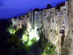 Sant'Agata dei Goti, vista notturna del Borgo della Campania. Il nome di quesa città si è formato in due epoche differenti poichè venne intitolata alla santa catanese ...
