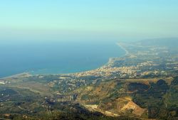 SantAgata di Militello sulla costa tirrenica, fotografata da San Fratello, siamo in Sicilia - © Davide Mauro, CC BY-SA 4.0, Wikipedia