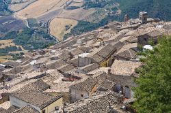 Sant'Agata di Puglia vista dall'alto, Italia. Situata ai confini fra Puglia, Basilicata e Campania, la città viene chiamata la "loggia delle Puglie" per la splendida ...