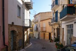 Sant Ambrogio, le colorate stradine del piccolo borgo della Sicilia - © noel bennett / Shutterstock.com