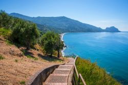 Sant'Ambrogio, Sicilia: discesa con le scale verso la spiaggia piccola