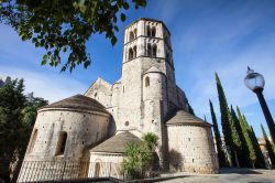 Girona: l'abbazia benedettina di Sant Pere de Galligants è uno dei più affascinanti complessi d'architettura romanica della Catalogna - foto © Kite_rin / Shutterstock.com ...