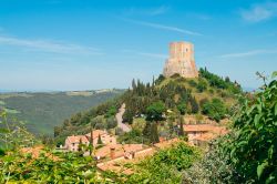 Rocca d'Orcia: la Rocca di Tentennano, secondo la tradizione, ospitò Santa Caterina da Siena - © Aerwinn / Shutterstock.com