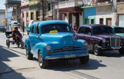 Santa Clara, Cuba: una Chevrolet degli anni '50 gira per le strade del capoluogo della provincia di Villa Clara - foto © possohh / Shutterstock.com