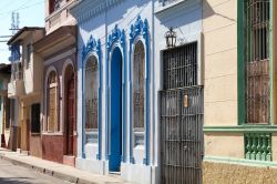 L'architettura degli edifici coloniali nel centro della città di Santa Clara (Cuba) - foto © Shutterstock.com