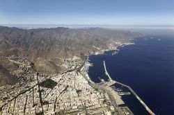 Santa Cruz di Tenerife fotografata dall'aereo, siamo alle Isole Canarie - © Werner Wilmes / Wikipedia