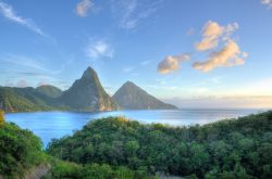 Santa Lucia, la bella isola dei caraibi. Qui è stato fotografato l'inconfondibile profilo dei due monti chiamati Pitons  - © PlusONE / Shutterstock.com