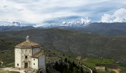 Santa Maria della Pietà, un battistero vicino alla fortezza di Calascio in Abruzzo.